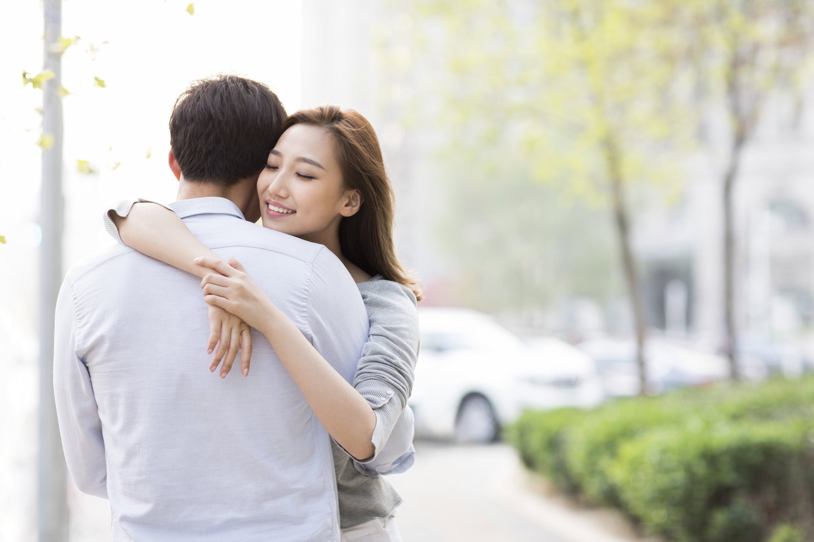 포옹을 받을 때 옥시토신이 분비되고 스트레스 호르몬인 코르티솔이 감소된다.