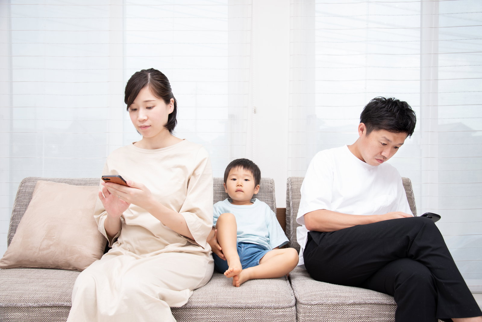 부모의 전자기기 사용에 자주 노출된 아이들이 슬픔, 두려움, 걱정과 같은 불안 및 우울증 관련 부정적 감정을 더 많이 경험할 수 있다.