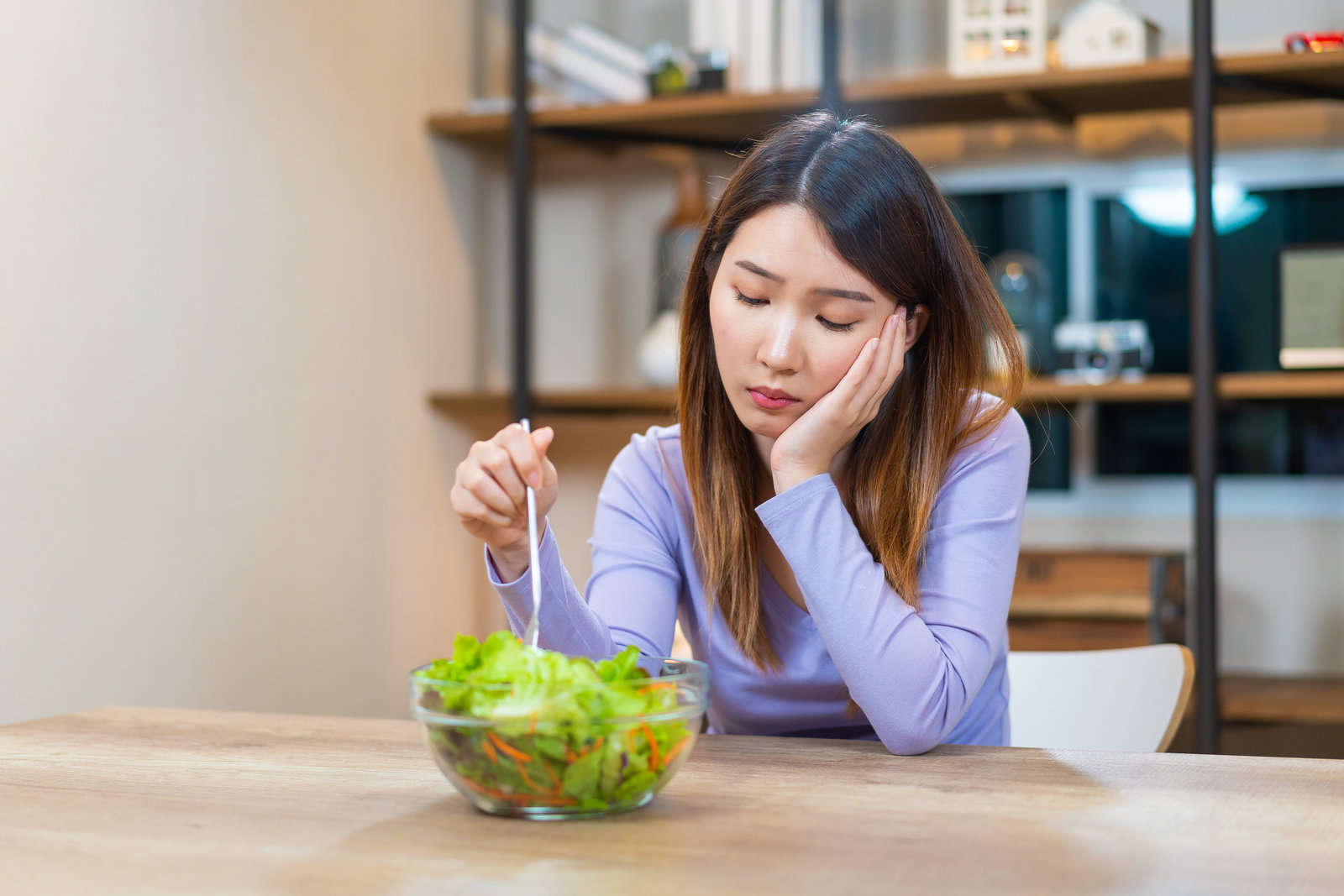 칼로리 제한 식단을 하는 사람들은 기분 저하, 무기력, 수면 장애와 같은 우울증 증상을 더 많이 겪을 수 있다.
