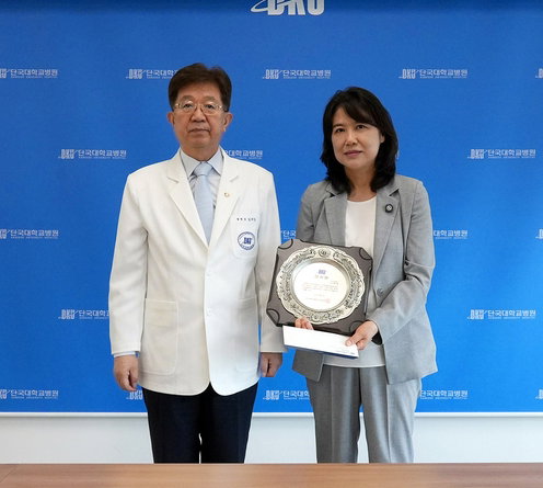서양화가 변재희 교수, 단국대병원에 작품 기증