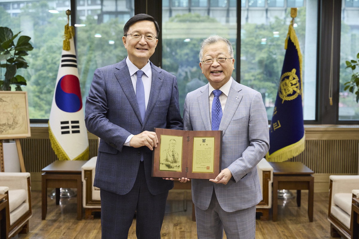 이용익 신흥 회장, 기부