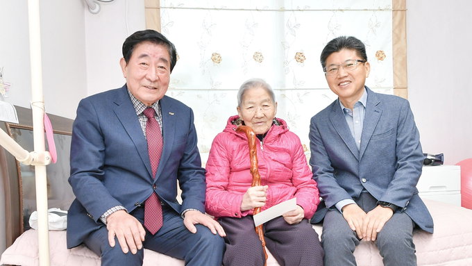횡성군, 100세 어르신 8명에게 장수 지팡이 '청려장' 전달