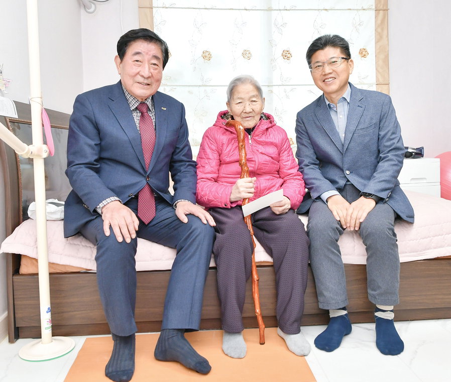 횡성군, 100세 어르신 8명에게 장수 지팡이 '청려장' 전달