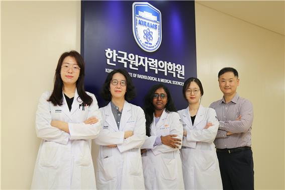 원자력의학원 김진수 박사(오른쪽) 연구팀