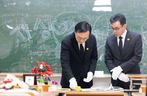 경기교육청, 세월호 12주기 맞아 단원고 기억교실서 261송이 국화로 희생자 추모
