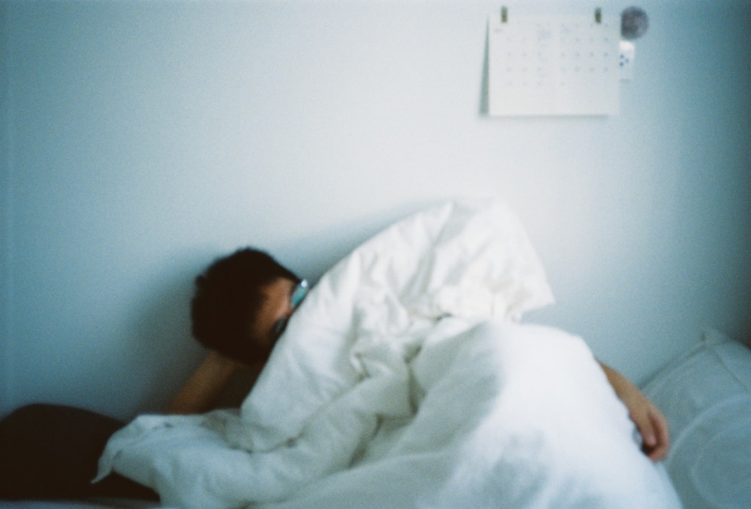 잠 못 드는 현대인 위한 '숙면의 과학': 불면증 극복과 건강한 수면 습관 완벽 가이드