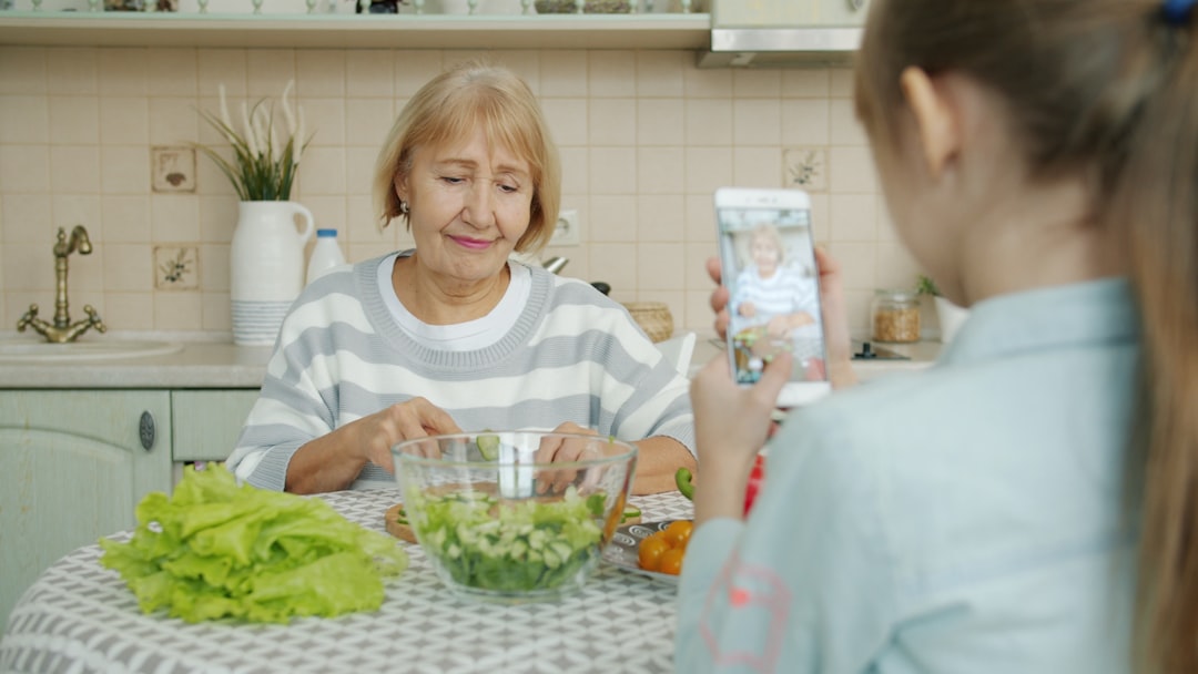'소리 없는 뼈 도둑' 골다공증, 100세까지 탄탄한 뼈를 만드는 영양&middot;운동 가이드