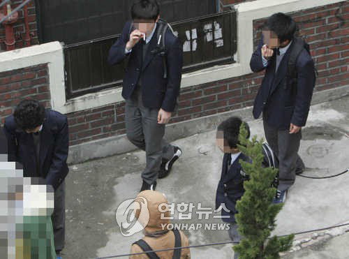 교장도 교내 흡연…금연 교육 현장, '흡연 방조' 충격에 보건 경고등
