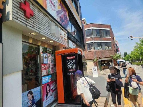 K-의약품 열풍, 외국인 의료소비 2,500억 돌파… 약국이 新트로이카 구축