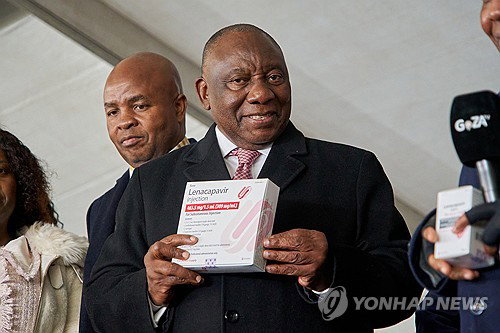 ‘게임체인저’ 레나카파비르, 남아공 보건 주권 시험하는 두 얼굴