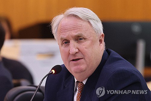 인요한 적십자 수장, '의료 민영화' 논점