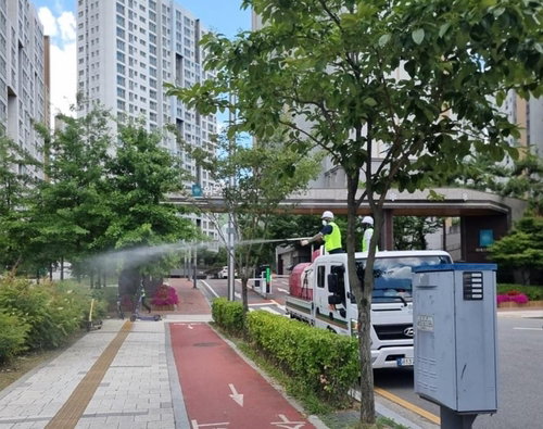 송파구, 러브버그 사체 '알레르기 독성' 간파…BTI 친환경 방제 전환 시동