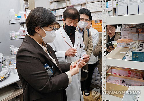 환율 급등에도 의료 현장 숨통 트이나…치료재료 수가 2% 인상·탄력 운영