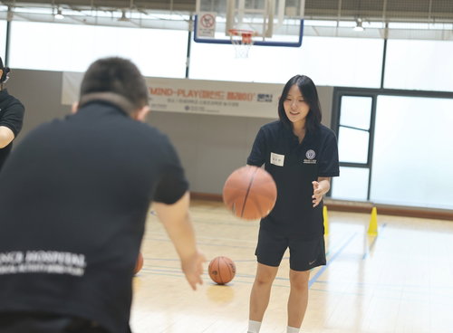 슈가 기부 민윤기센터, '농구 치료' 자폐 청소년 사회성↑