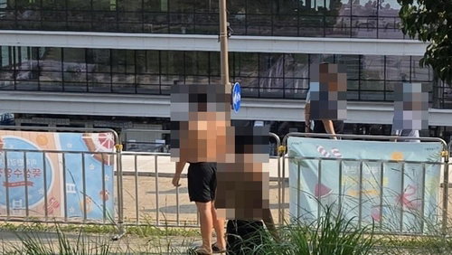 풀 1m 앞 담배 연기… 뚝섬 수영장, 어린이 건강권 위협하는 규제 사각지대