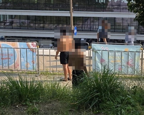 풀 1m 앞 담배 연기… 뚝섬 수영장, 어린이 건강권 위협하는 규제 사각지대