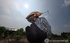 체감 33.4도 습한 폭염, 60대 열사병… 고령층 경고