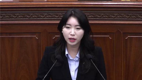 창원시의회 첫 출산휴가… 지방정치 새 모델