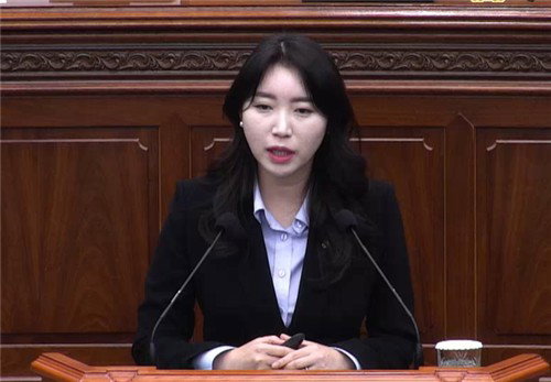 창원시의회 첫 출산휴가… 지방정치 새 모델