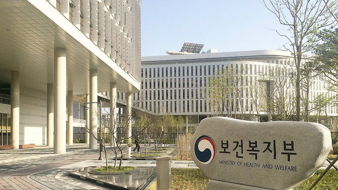 "간병이 사회적 위기"…초고령사회 간호·간병 체계 대수술 나선다
