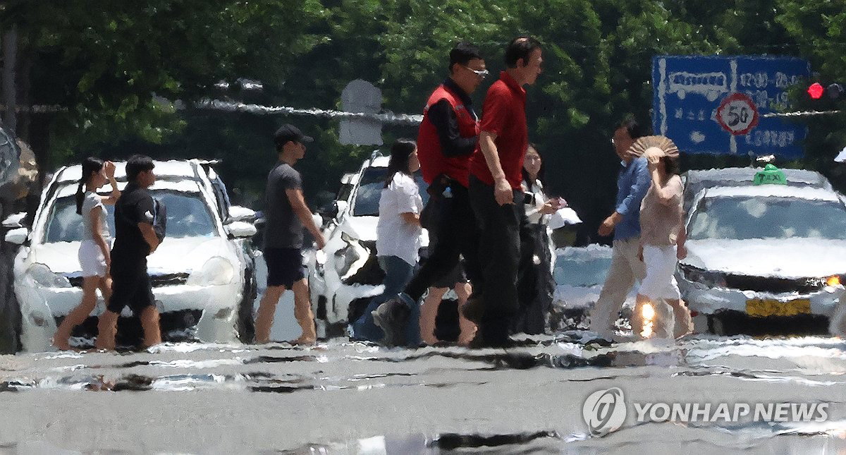 폭염중대경보 첫 발령…체감 38도에 노인 사망위험 19% 치솟는다