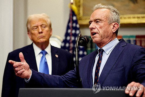 트럼프 '입스' 면박, 케네디 장관 '백신 축소' 무산…美 보건 정책 '격랑'
