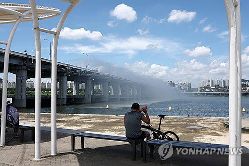 40도 육박 폭염 속 온열질환 '비상', 응급실 70명대…취약계층 집중