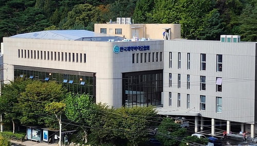 AI 신약 개발 89% 야심…인력난에 '혁신 동력' 꺼질라