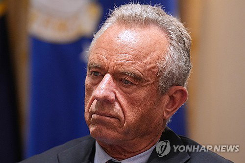 美 보건장관-CNN '과학 논쟁', 보건 정책 신뢰 기반 흔들